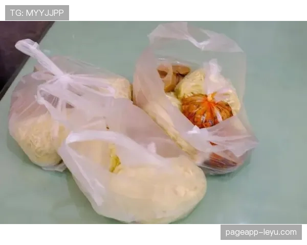 潘展乐球场冷面，拎着超市塑料袋回家那一幕我笑出声